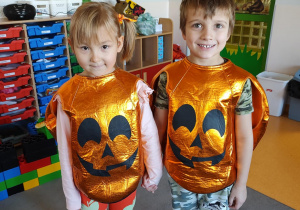 Przedszkolaki pozują w przebraniach za dynie