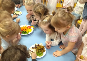 dzieci jedzą warzywa i owoce