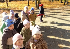 dzieci na parkowej alejce