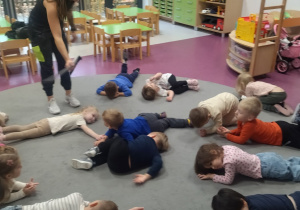 dzieci leżą na dywanie