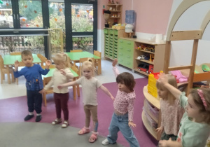 dzieci wykonują ćwiczenia