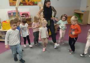 dzieci tańczą na dywanie