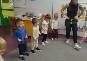 dzieci naśladują instruktorkę