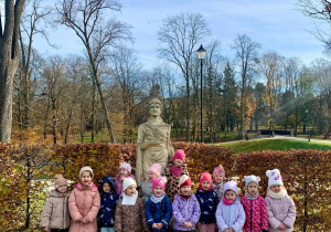 Pozowanie pod pomnikiem :)