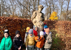 Pozowanie pod pomnikiem :)