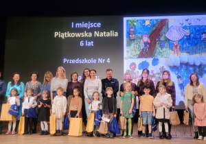 Nagrodzeni w konkursie "Bezpieczny przedszkolak w czterech porach roku".