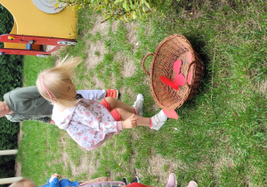 szukanie jabłek na placu