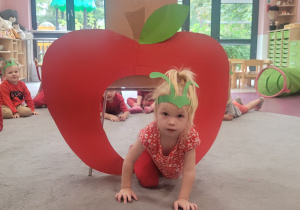 przechodzenie przez jabłko