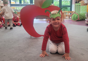 chłopiec przechodzi przez jabłko