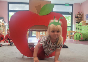 zabawa z dużym jabłkiem