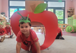 chłopiec bawi się w robaczka