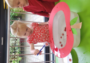 dziewczynka wyławia jabłuszko