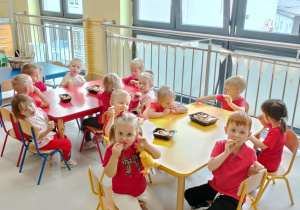 Jabłkowa uczta Niedźwiadków.