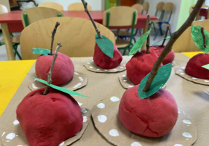 Jabłka z masy solnej.