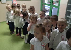 dzieci ustawione parami