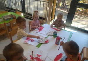 dzieci malują farbami