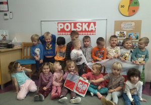 dzieci pokazują sybmole narodowe