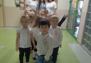 dzieci gotowe do śpiewania hymnu