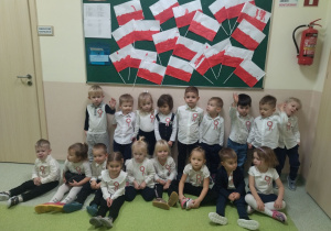 dzieci przy tablicy z pracami