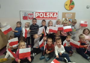 dzieci trzymają flagi