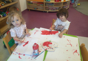 dzieci malują farbami
