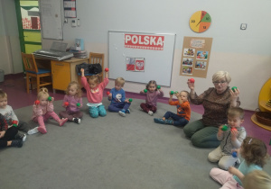 dzieci w kręgu na dywanie