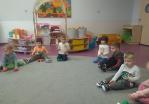 dzieci z piłeczkami