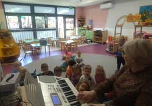 dzieci z panią Irenką