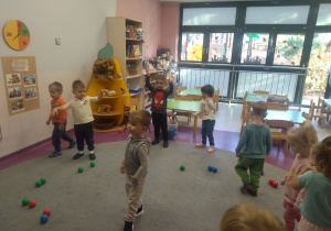 dzieci bawią się na dywanie