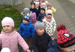 dzieci z wężem na chodniku