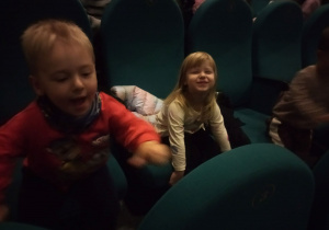 dzieci siedzą na widowni