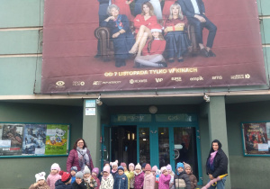 wspólne zdjęcie pod kinem