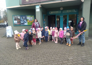zdjęcie grupowe przy wejściu do kina
