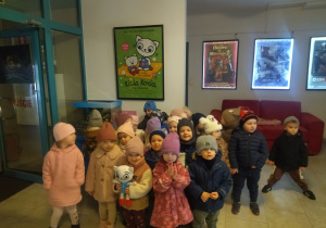 zdjęcie grupowe z plakatem