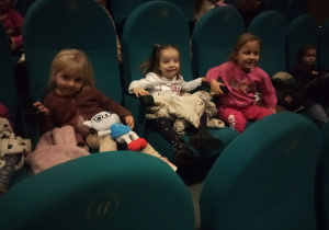dzieci siedzą na fotelach