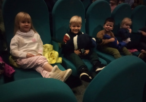 dzieci czekają na fotelach