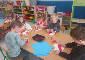 Dzieci lubią prace plastyczne.