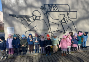 Sarenki pod pomnikiem żołnierzy poległych w wojnie.