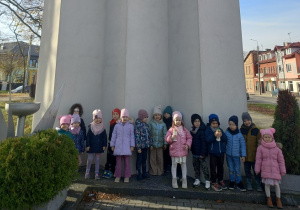 Sarenki pod pomnikiem.