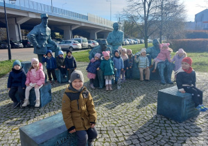 Dzieci poznają postać marszałka Piłsudskiego.