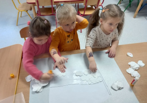 Kreatywne dziewczynki wyklejają flagę.