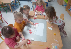 Wspólna praca plastyczna.