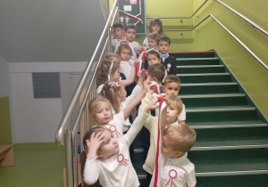 Przygotowania do hymnu.