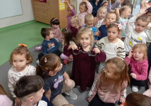 Laura ogląda prawdziwe policyjne kajdanki