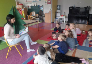 Dzieci z zaciekawieniem słuchają opowiadania