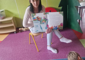 Mama Luizy pokazuje obrazki