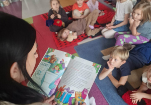 Biedronki z zaciekawieniem słuchają opowiadania