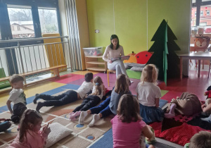 Dzieci w skupieniu słuchają