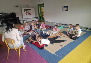 Biedronki odpoczywają słuchając opowiadania