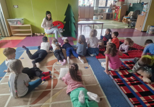 Biedronki z zaciekawieniem słuchają opowiadania